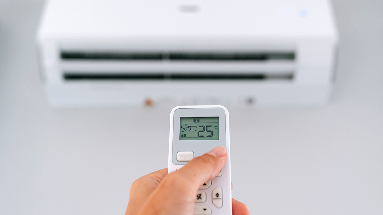 Aparato de aire acondicionado con el mando regulado a 25 grados